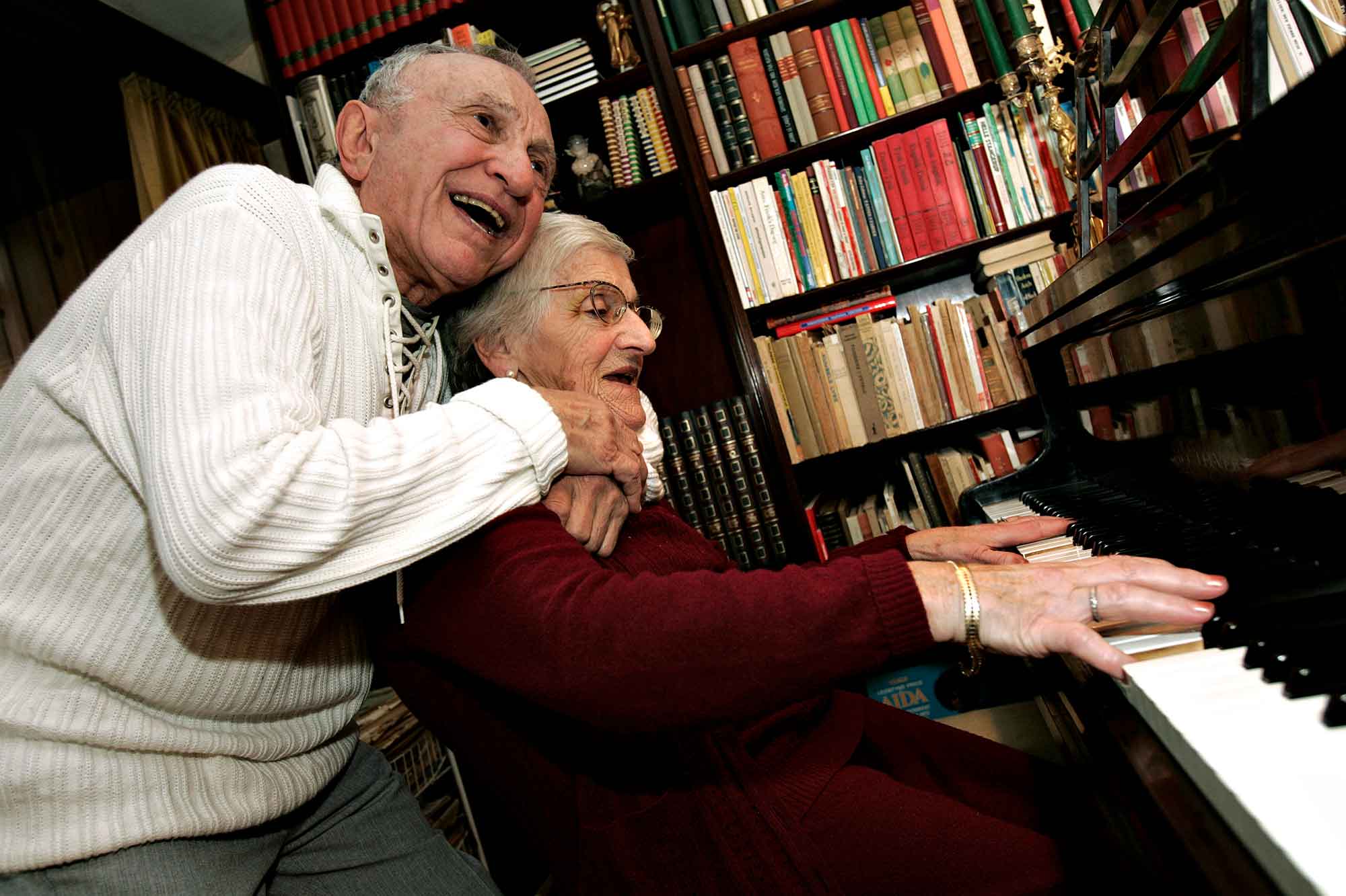 Ældre ægtepar synger og spiller